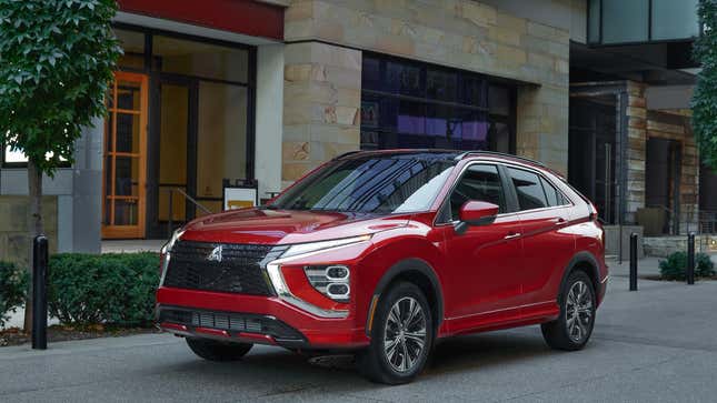 Une photo d’un SUV Mitsubishi Eclipse Cross rouge. 