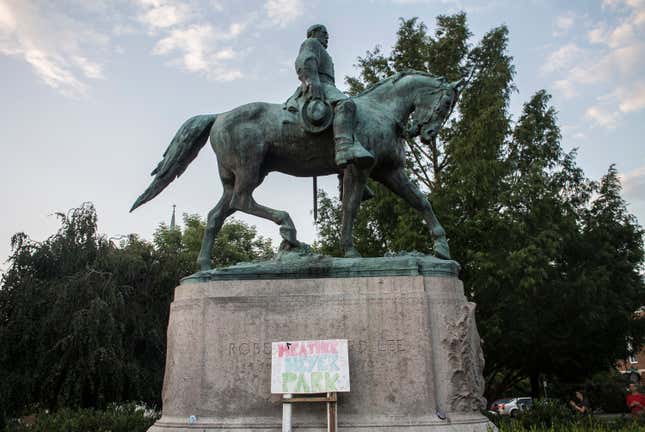 CHARLOTTESVILLE, VA – 18. August 2017: OBLIGATORISCHER CREDIT: Bill Tompkins/Getty Images. Schild unter der Statue des konföderierten Generals Robert E. Lee mit der Aufschrift „HEATHER HEYER PARK“ am 18. August 2017 in Charlottesville. Am 12. August 2017 wurde ein Auto absichtlich in eine Menschenmenge gefahren, die friedlich gegen die Kundgebung von Unite the Right in Charlottesville, Virginia, protestiert hatte. Dabei wurde eine Person getötet und 28 verletzt.