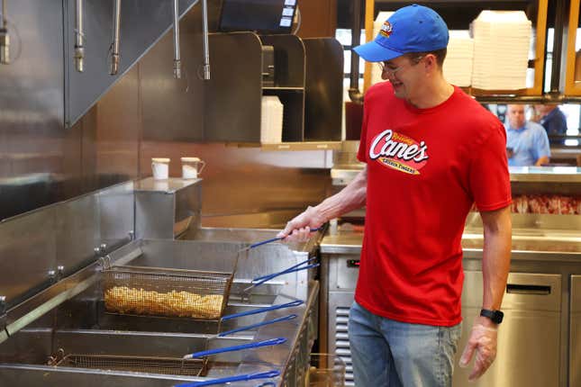 Nic Fink, medallista olímpico de oro y plata y nadador del equipo de EE. UU., celebra su regreso a casa olímpico en Raising Cane’s Dallas el 19 de agosto de 2024 en Dallas, Texas. 