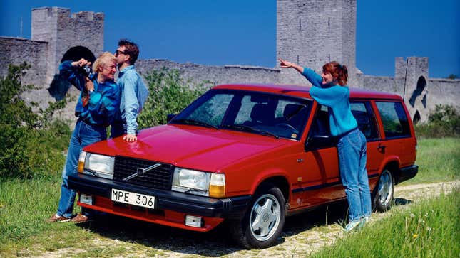 Una foto de una camioneta Volvo 740 roja. 