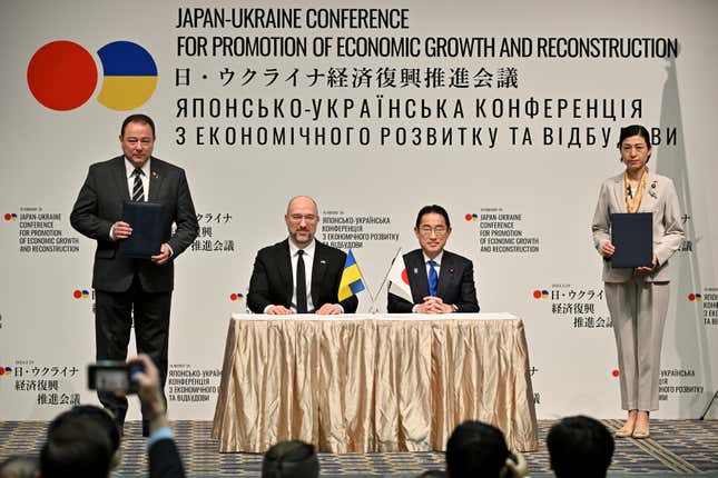 Ukraine&#39;s Prime Minister Denys Shmyhal, center left, and Japanese Prime Minister Fumio Kishida attend a cooperation exchange ceremony of a memorandum during the Japan-Ukraine Conference for Promotion of Economic Growth and Reconstruction at Keidanren Kaikan building in Tokyo, Monday, Feb. 19, 2024. (Kazuhiro Nogi/Pool Photo via AP)