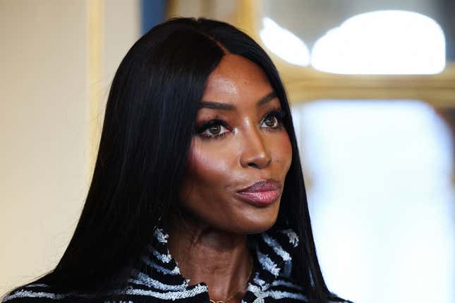 Das britische Model Naomi Campbell reagiert, nachdem ihr am 26. September 2024 im französischen Kulturministerium in Paris der Titel „Chevalier de l’ordre des Arts et des Lettres“ (Ritter des Ordens der Künste und der Literatur) verliehen wurde.