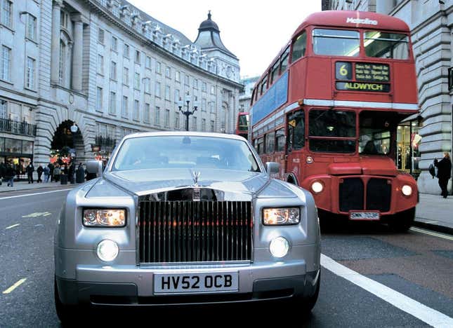 Una imagen de cabeza de un Rolls Royce Phantom plateado