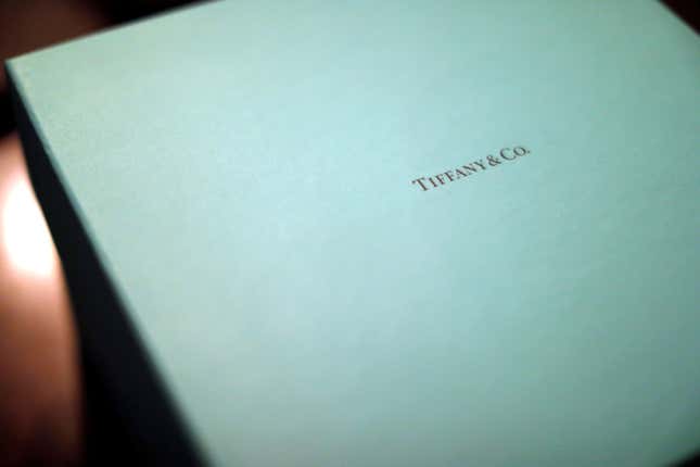 FILE PHOTO: A Tiffany & Co. box is pictured in Pasadena, California, U.S., November 28, 2017. REUTERS/Mario Anzuoni/File Photo – RC2SHD91AF5B
