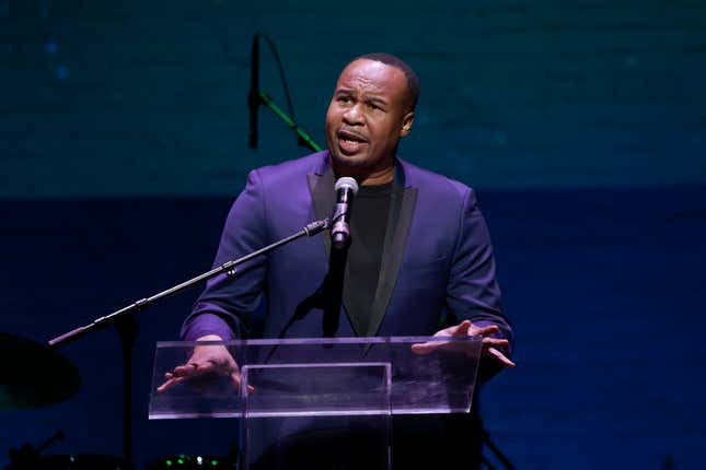 NEW YORK, NEW YORK – 5. DEZEMBER: Roy Wood Jr. spricht auf der Bühne während der Root 100 2024-Gala im Apollo Theater am 5. Dezember 2024 in New York City. 