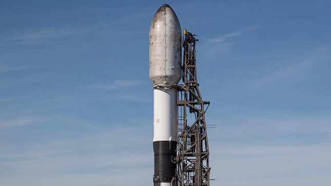 Cohete AFalcon 9 en espera de lanzamiento para la misión Starlink 7-9 desde la Base de la Fuerza Espacial Vandenberg.
