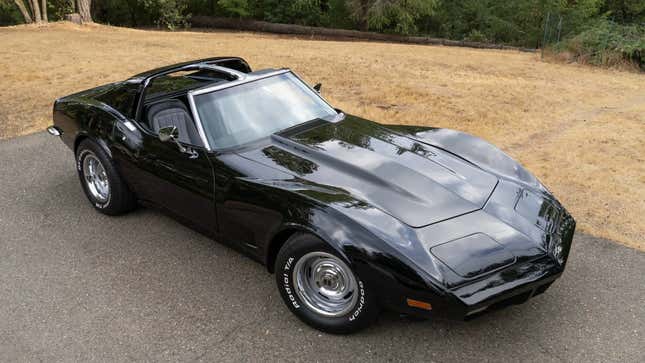 Un Corvette C3 negro estacionado con el techo tipo T abierto