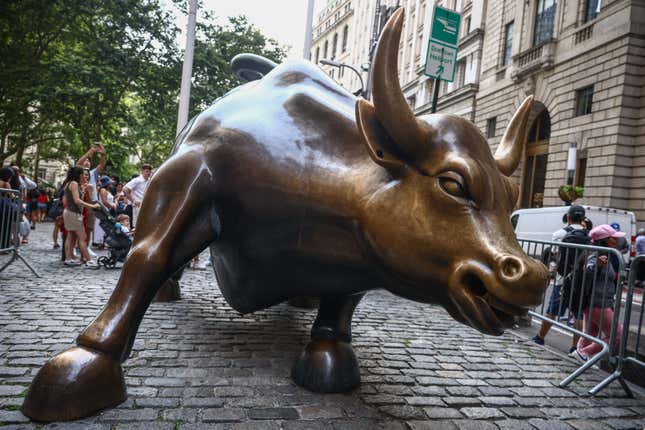 Estatua de toro de cobre