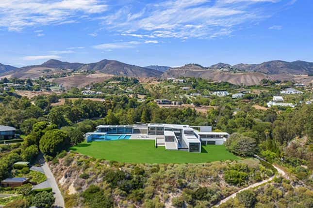 Image for article titled A Peek Inside Jay-Z and Beyoncé&#39;s Many Homes Across the Country