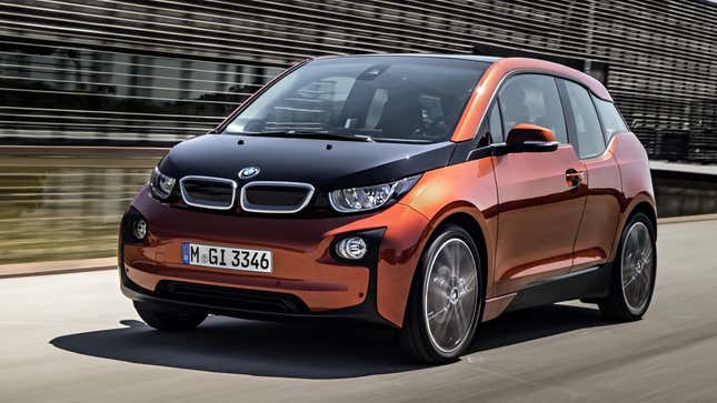 Ein Foto eines schwarz-orangen BMW I3. 