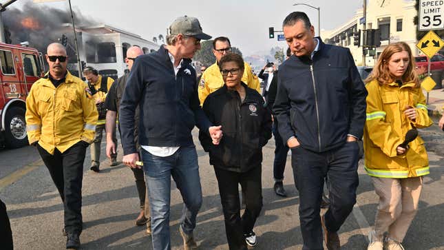  Los Angeles Mayor Karen Bass, joins California Governor Gavin Newsom, left, and State Senator Alex Padilla while surveying damage during the Palisades Fire on Wednesday, January 8, 2025, in Pacific Palisades, CA. 