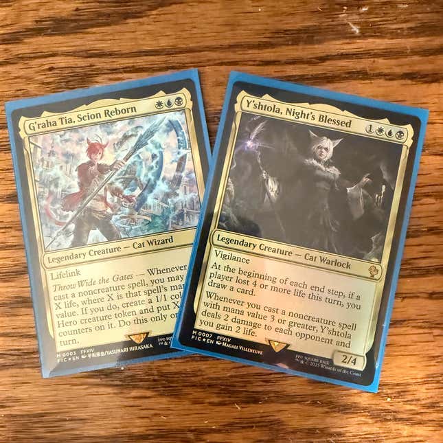 Une photographie montre deux cartes Magic: The Gathering sur le thème de Final Fantasy.