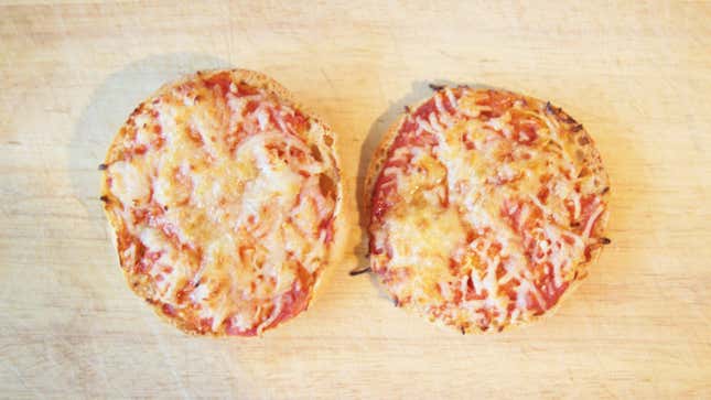 Image for article titled How to quickly DIY a pizza with whatever's in your kitchen