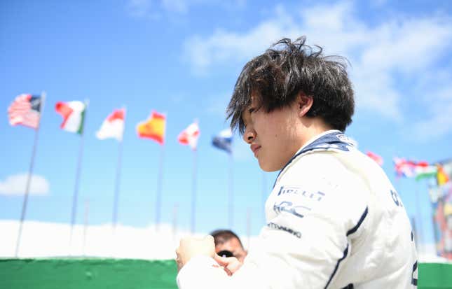 Yuki Tsunoda de Japón y la Scuderia AlphaTauri observan la parrilla previa al Gran Premio de Brasil de F1 en el Autódromo José Carlos Pace  el 05 de noviembre de 2023 en Sao Paulo, Brasil.