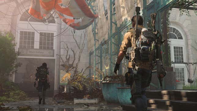 Tom Clancy operators walk through dilapidated Washington D.C.