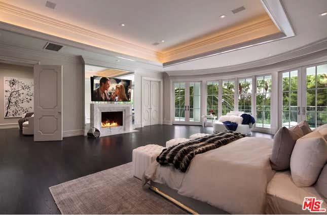 Image de l'article intitulé Coup d’œil sur le manoir de Floyd Mayweather Jr à Beverly Hills, de nouveau sur le marché