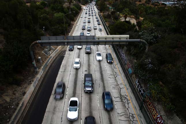 Autos fahren während des morgendlichen Berufsverkehrs am 22. April 2021 in Los Angeles, Kalifornien, den in die Jahre gekommenen Freeway 110 in Richtung Innenstadt von LA entlang.