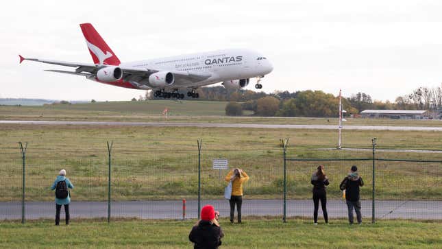 Zuschauer beobachten die Landung eines  Airbus A380 der Qantas Airways auf dem Dresdener Flughafen. Die in Sydney gestartete Maschine landete auf dem Langstreckenflug aufgrund anstehender Wartungsarbeiten bei den Elbe Flugzeugwerken (EFW) in Dresden.