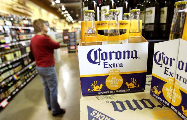 Une femme achète du vin dans le rayon des vins près d’un pack de six bières Corona Extra à Des Plaines, dans l’Illinois. 