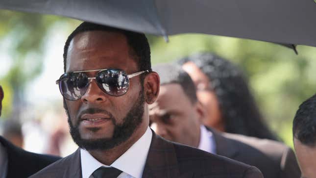 R&amp;B singer R. Kelly leaves the Leighton Criminal Courts Building following a hearing on June 26, 2019, in Chicago.