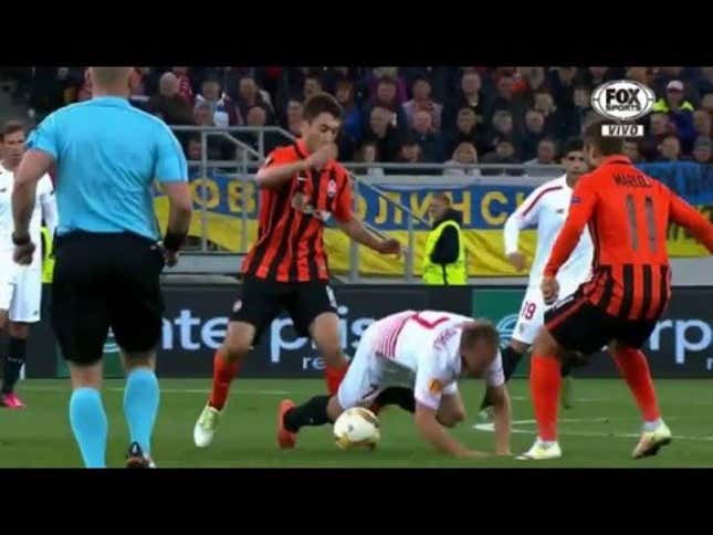 Sevilla's Michael Krohn-Dehli Suffers Super Gnarly Knee Injury