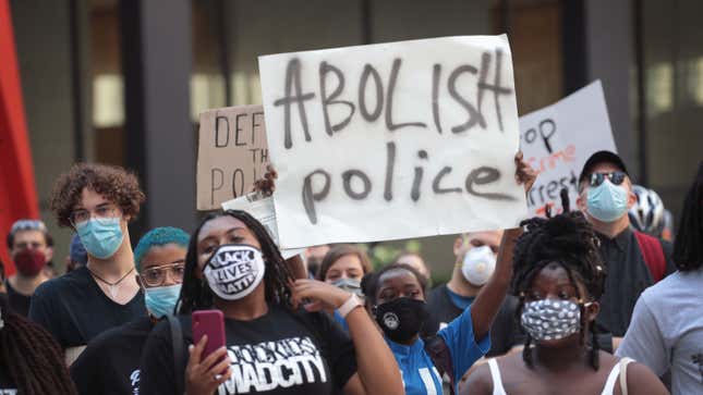 Image for article titled Chicago Activist Groups Sue to Block Federal Agents From Interfering With Protests