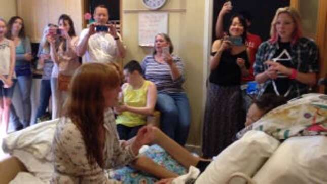 Florence Welch Visits Hospice, Gives Private Concert for Sick Fan