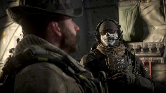 CoD: يجلس Captain Price (يسار) وGhost (يمين) من Modern Warfare III في ما يبدو أنه حظيرة طائرات من نوع ما.