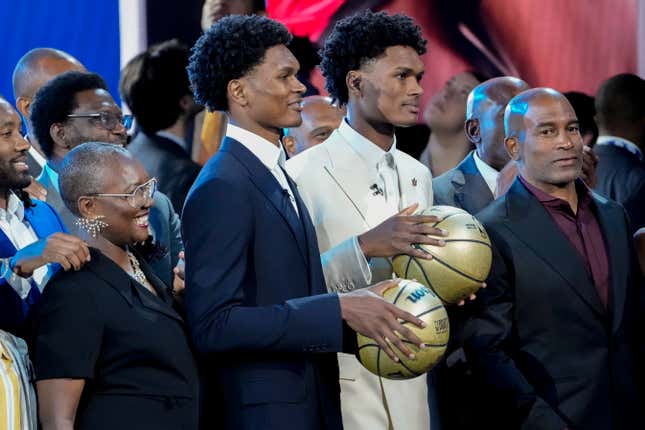 Ausar and Amen Thompson stand with family and friends during introductions during the NBA Draft