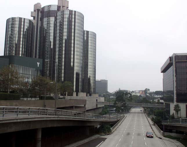 Image for article titled Striking city workers are &quot;shutting down&quot; Los Angeles