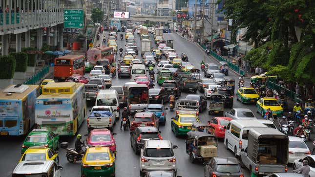 Trafic routier sur la route de Ratchadamri à Bangkok.