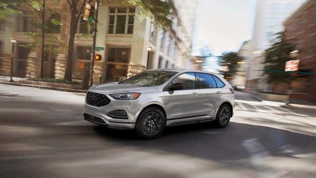 Un Ford Edge blanc circulant en ville