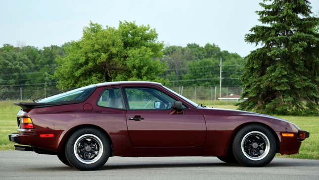 Una foto del lateral de un Porsche 944 violeta. 