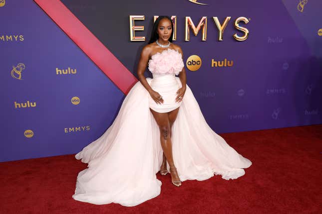 Aja Naomi King nimmt an den 76. Primetime Emmy Awards im Peacock Theater am 15. September 2024 in Los Angeles, Kalifornien teil.