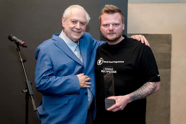 Steven Plotnicki y Rasmus Munk, de Alchemist, durante el anuncio de la lista de los mejores restaurantes de Europa, en el Taller de Bombas, el 12 de junio de 2023 en Madrid, España. 