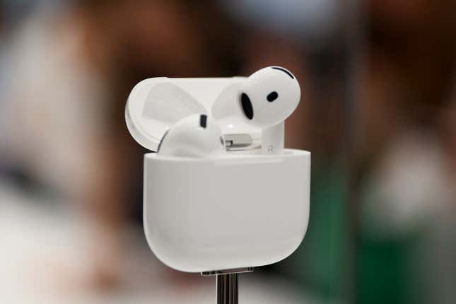 AirPods werden während der Ankündigung neuer Produkte am Montag, 9. September 2024, im Apple-Hauptsitz in Cupertino, Kalifornien, ausgestellt.