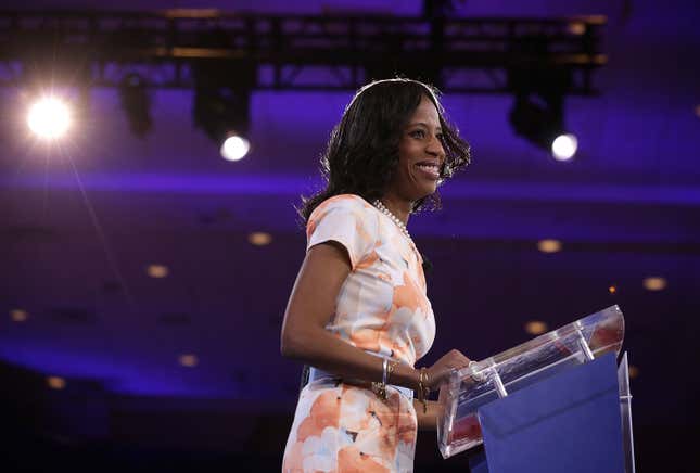 NATIONAL HARBOR, MD - 3 MARS : La représentante américaine Mia Love (R-UT) prend la parole lors de la Conférence d’action politique conservatrice (CPAC) le 3 mars 2016 à National Harbor, dans le Maryland. L’Union conservatrice américaine a organisé sa Conférence annuelle d’action politique conservatrice pour discuter des enjeux conservateurs. 