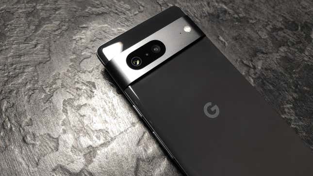 google pixel 7 in obsidian color