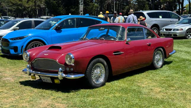 Frontansicht 3/4 eines roten Aston Martin DB4