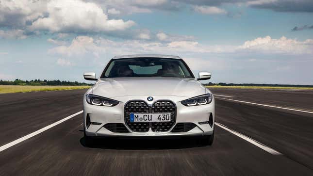 vue de face d’une BMW Série 4 blanche roulant sur une route