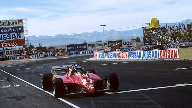 Una foto de un coche de Fórmula 1 en la pista del Gran Premio del Caesars Palace. 