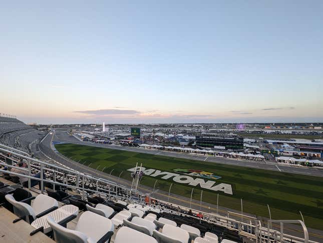 Una vista de la pista del Daytona International Speedway desde la tribuna