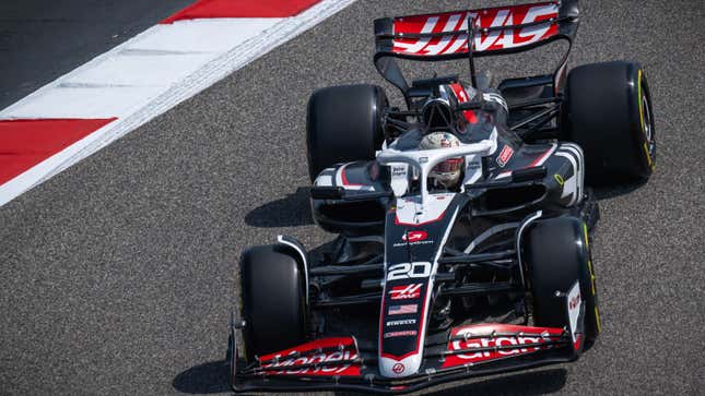 Una foto de Kevin Magnussen probando su auto Haas F1. 