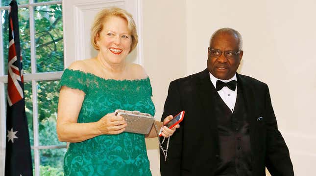 Le juge de la Cour suprême Clarence Thomas (à droite) et Virginia Thomas arrivent pour le dîner d’État à la Maison Blanche en l’honneur du Premier ministre australien Morrison, le 20 septembre 2019 à Washington, DC. Le Premier ministre Morrison est en visite d’État à Washington, organisée par le président Trump. 