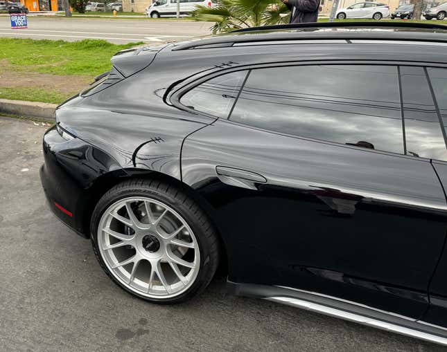Rear wheel and door of the Porsche Taycan Cross Turismo in black