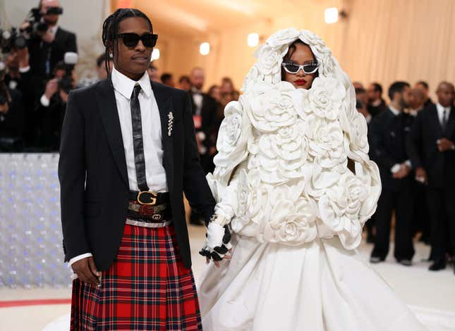 A$AP Rocky und Rihanna nehmen an der Met Gala 2023 zur Feier von „Karl Lagerfeld: A Line Of Beauty“ im Metropolitan Museum of Art am 1. Mai 2023 in New York City teil.