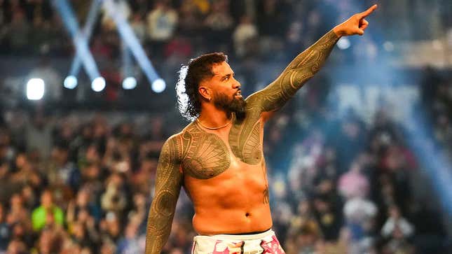 Jey Uso zeigt auf das WrestleMania-Banner