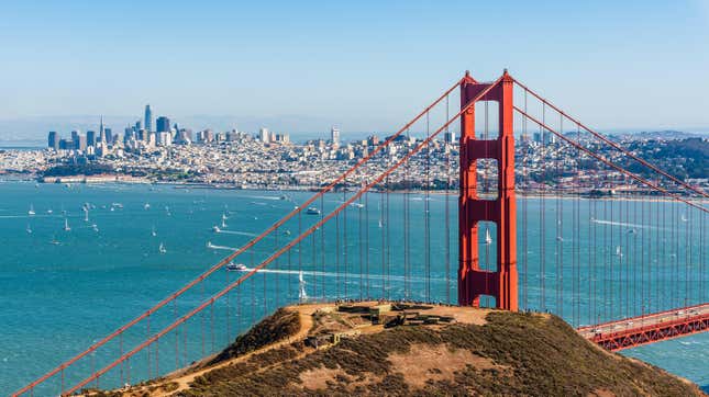 Une vue panoramique sur le Golden Gate Bridge, Marin Headlands, la baie de San Francisco et les toits de la ville.