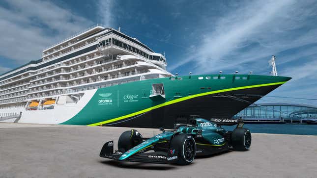 Una foto de un auto Aston Martin F1 junto a un crucero. 