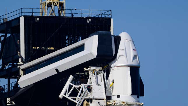 Das Raumschiff Dragon wartet auf dem Start der Falcon-9-Rakete.